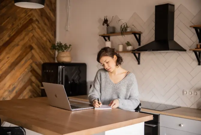 jeune femme en pleine réflexion